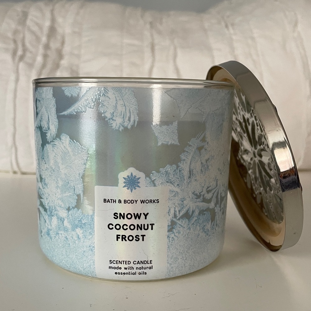 Bath and Body Works Candle- Snowy Coconut Frost